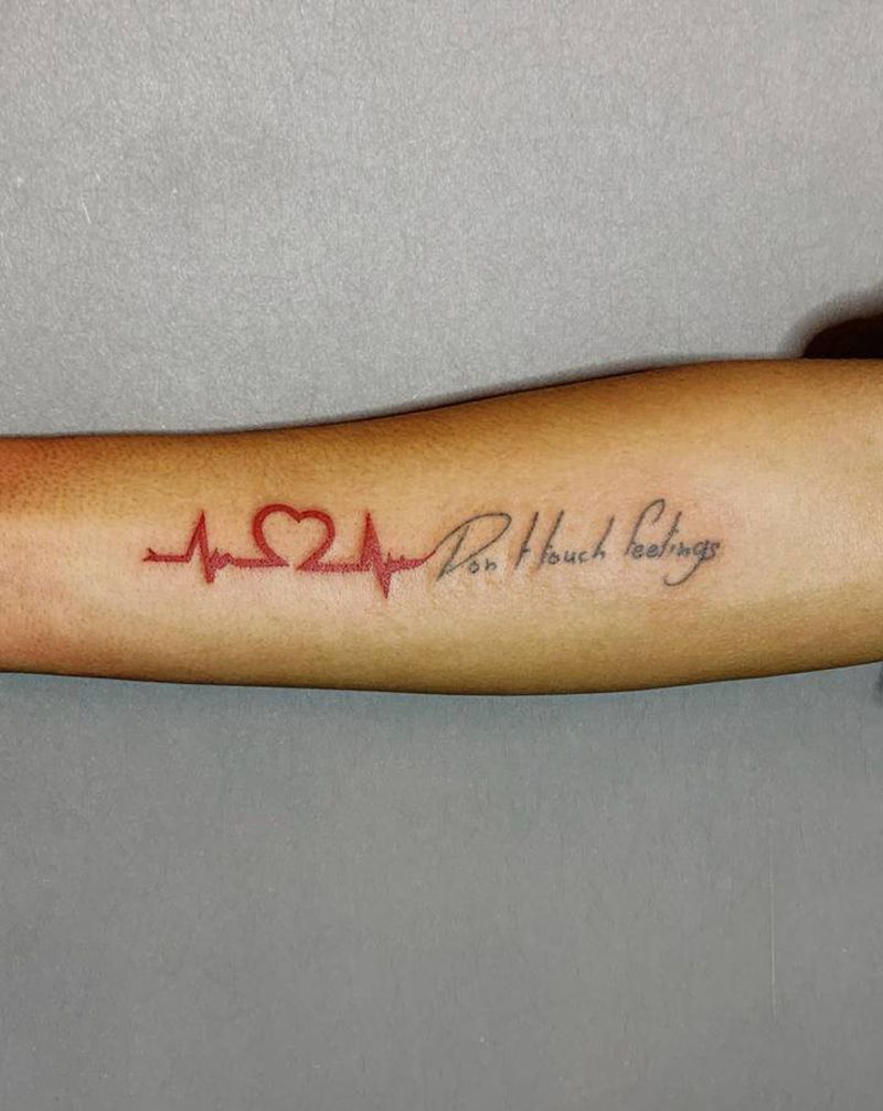 心电图➕英文小句纹身图片_手部花体字图腾纹身图案