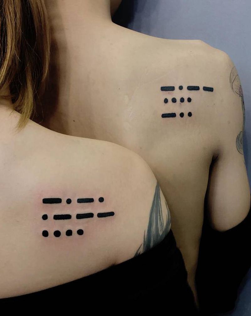 情侣摩斯密码纹身图片_背部图腾几何纹身图案