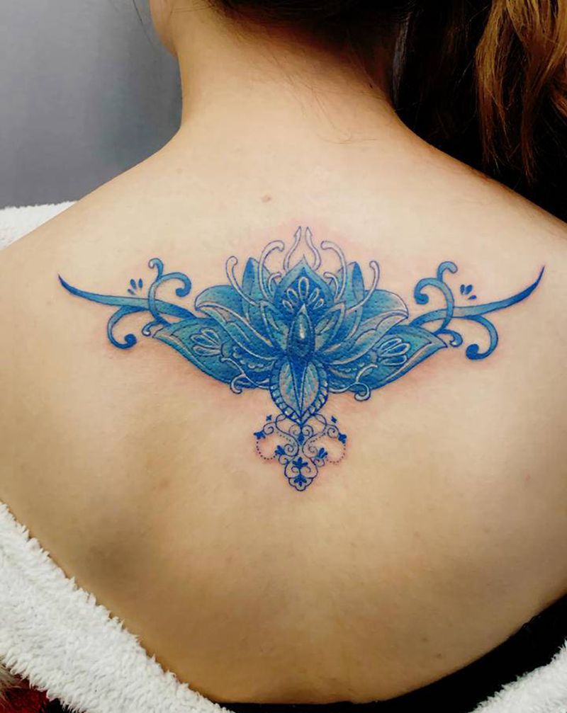 蓝色梵花纹身图片_背部点刺几何纹身图案