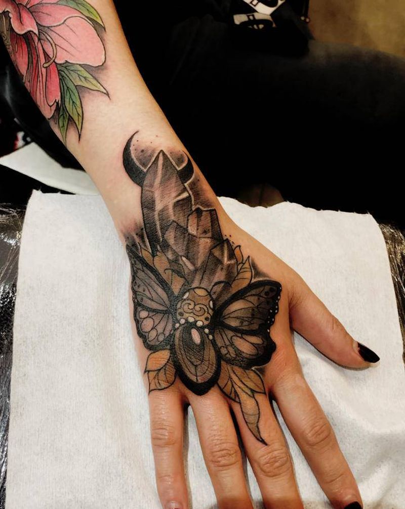 水晶蝴蝶纹身图片_手部New School几何纹身图案