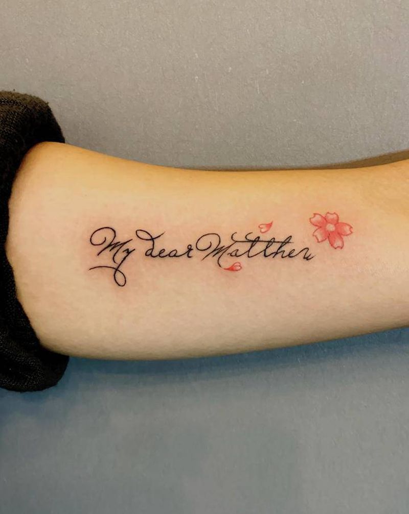 英文短句樱花纹身图片_手部花体字New School纹身图案