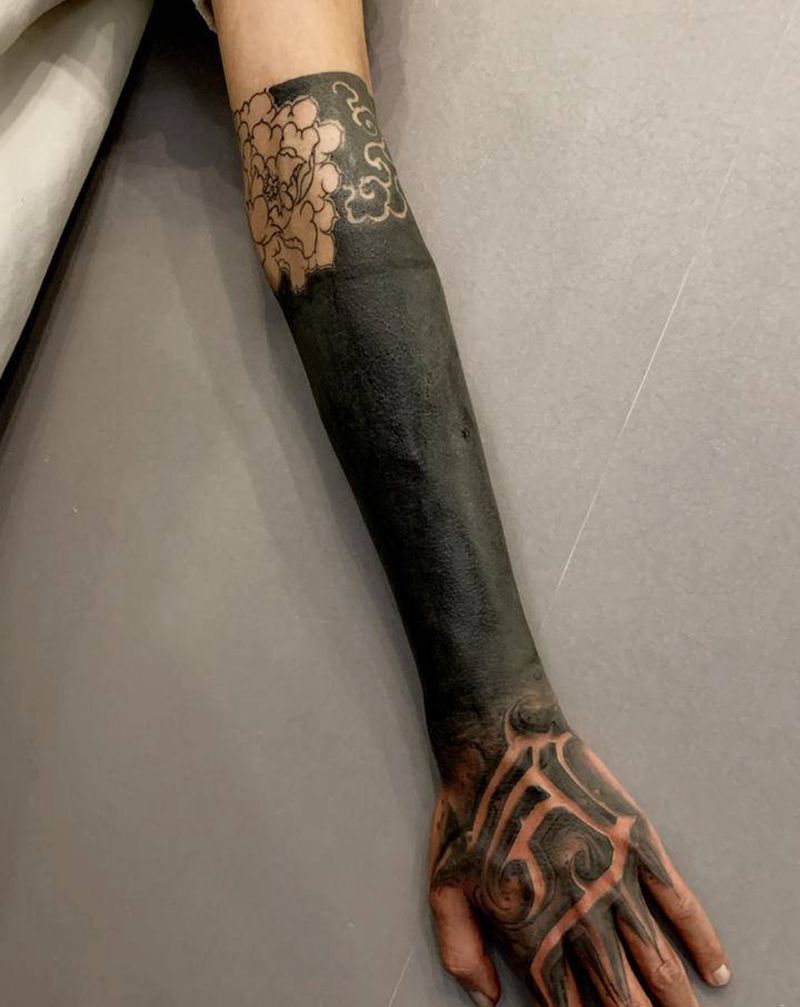 黑臂➕镂空➕手背纹身图片_手部New School花体字纹身图案