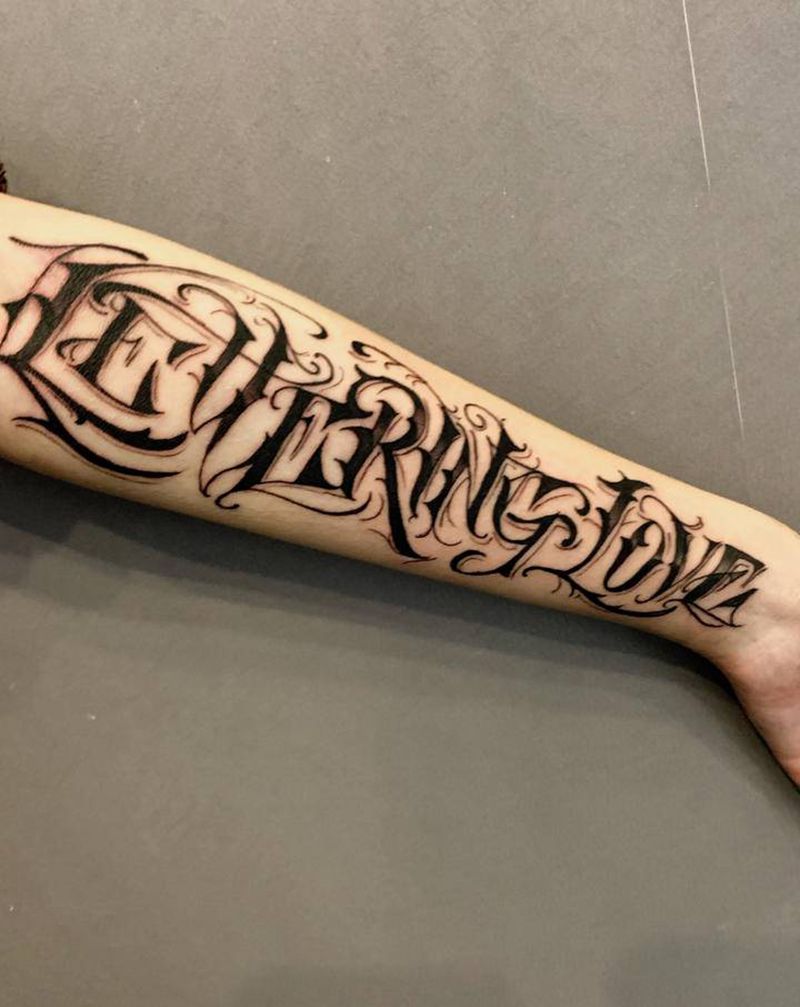 奇卡诺花体纹身图片_手部花体字纹身图案