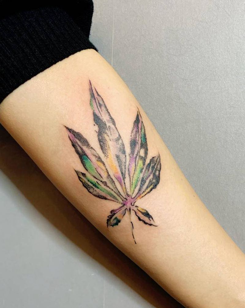 麻叶纹身图片_手部水彩New School纹身图案