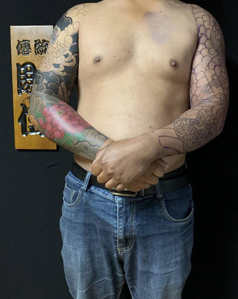 花臂未完纹身图片_手臂老传统纹身图案