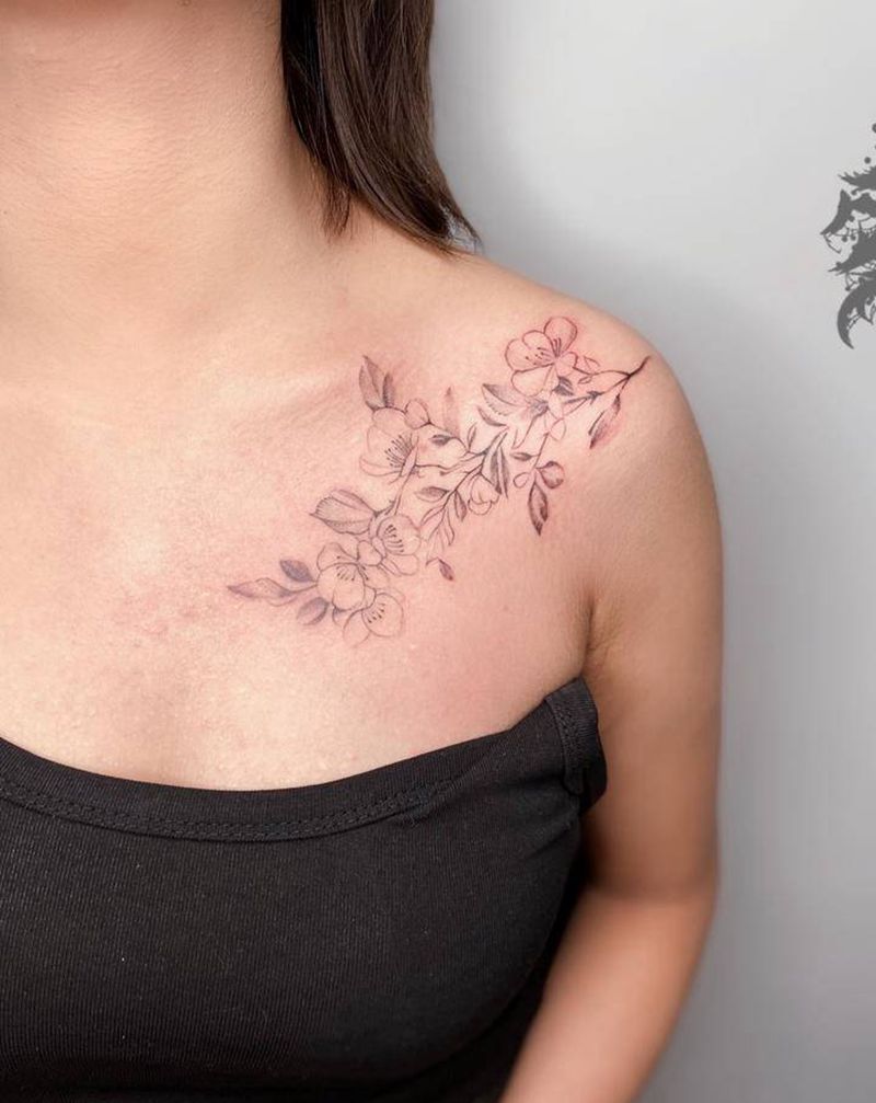 素花纹身图片_胸部肩部纹身图案