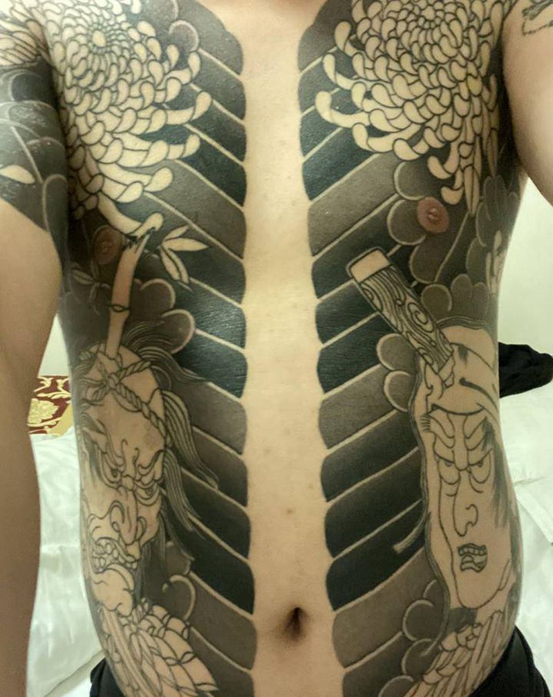 开衫恢复效果纹身图片_胸部腹部老传统纹身图案