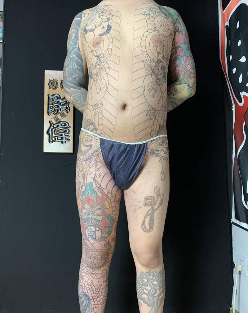 添加通体，后背需要洗，慢慢来纹身图片_腿部胸部老传统纹身图案