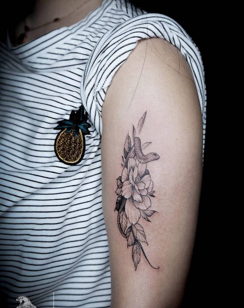 蛇花纹身图片_手臂点刺蛇花纹身图案