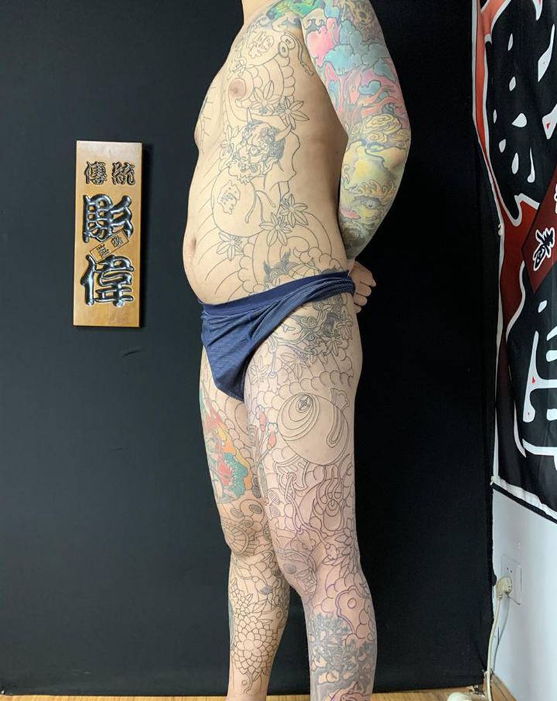 添加通体纹身图片_腿部胸部老传统纹身图案