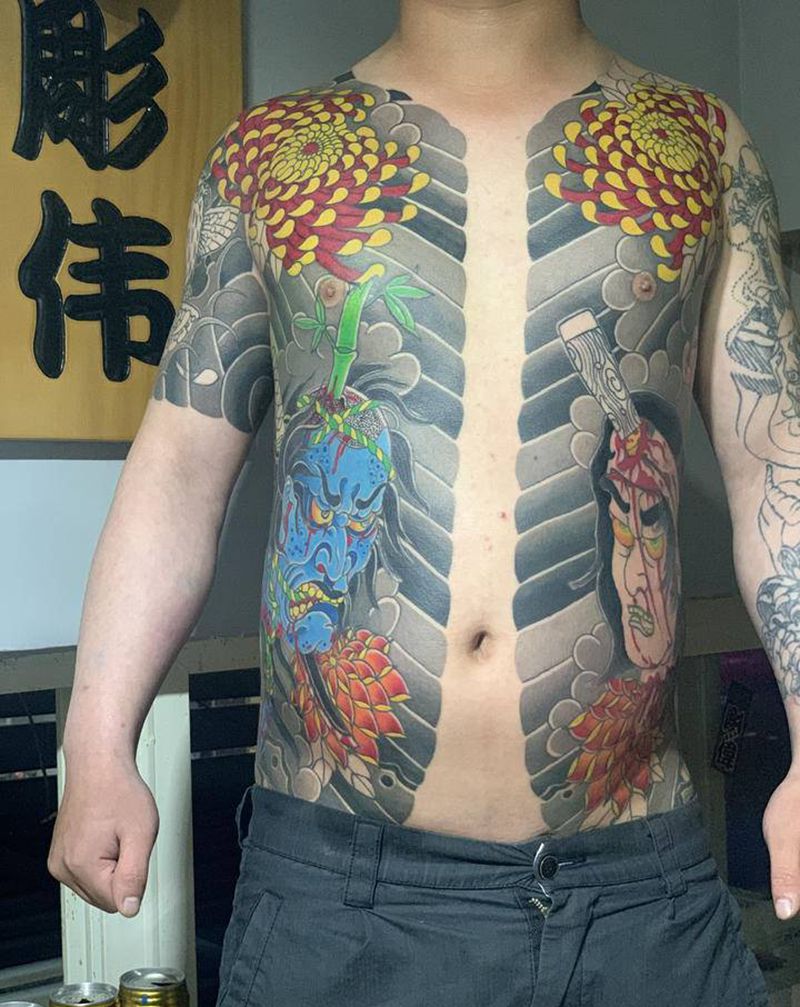 2天20小时彩色未完纹身图片_胸部手部老传统纹身图案