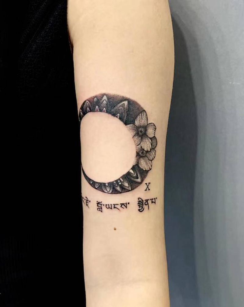 素花月牙纹身图片_手臂手部点刺新传统纹身图案