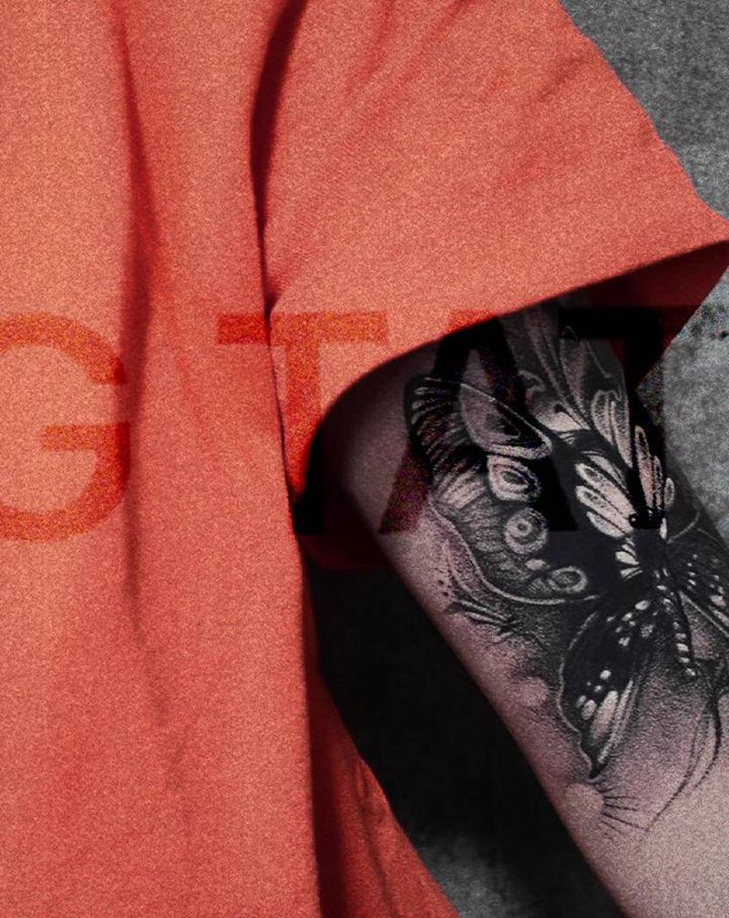 蝴蝶覆盖纹身图片_手部点刺欧美写实蝴蝶纹身图案