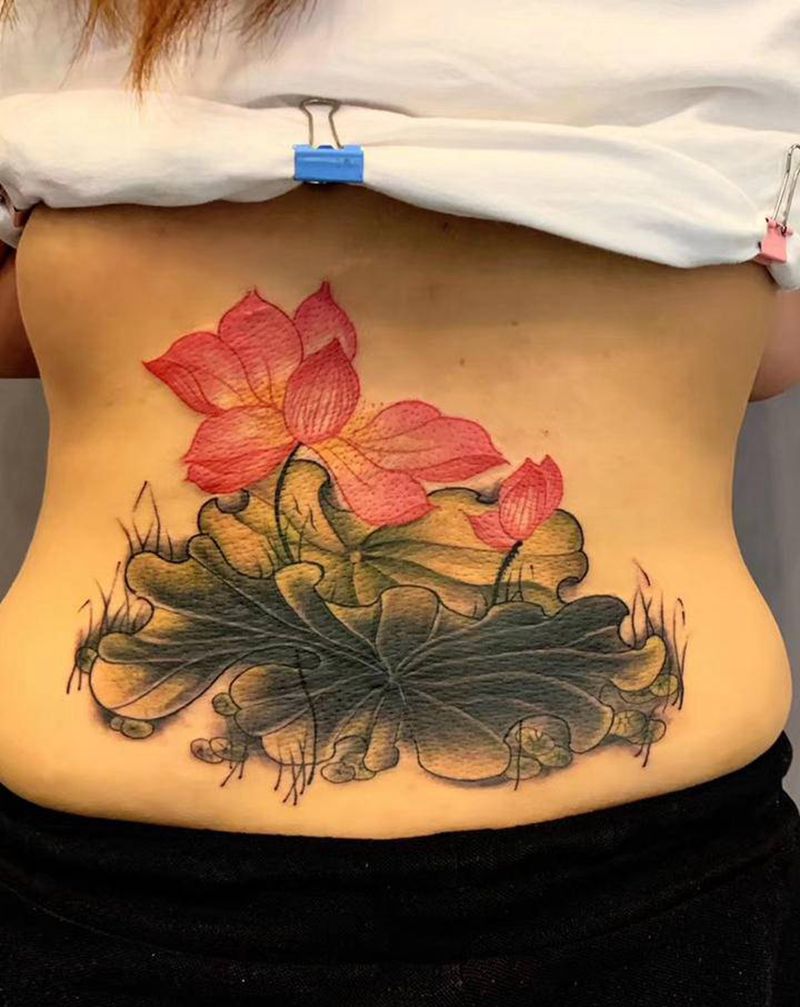 莲花遮盖图腾纹身图片_臀部腰部新传统水墨纹身图案