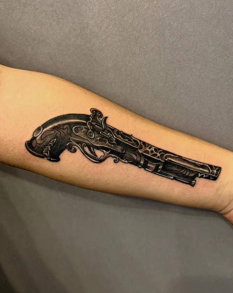 手枪纹身图片_手臂手部New School欧美写实纹身图案