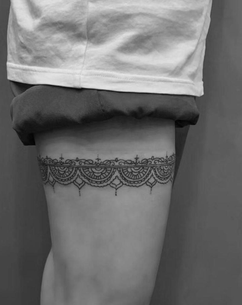 蕾丝边纹身图片_腿部脚部几何图腾纹身图案