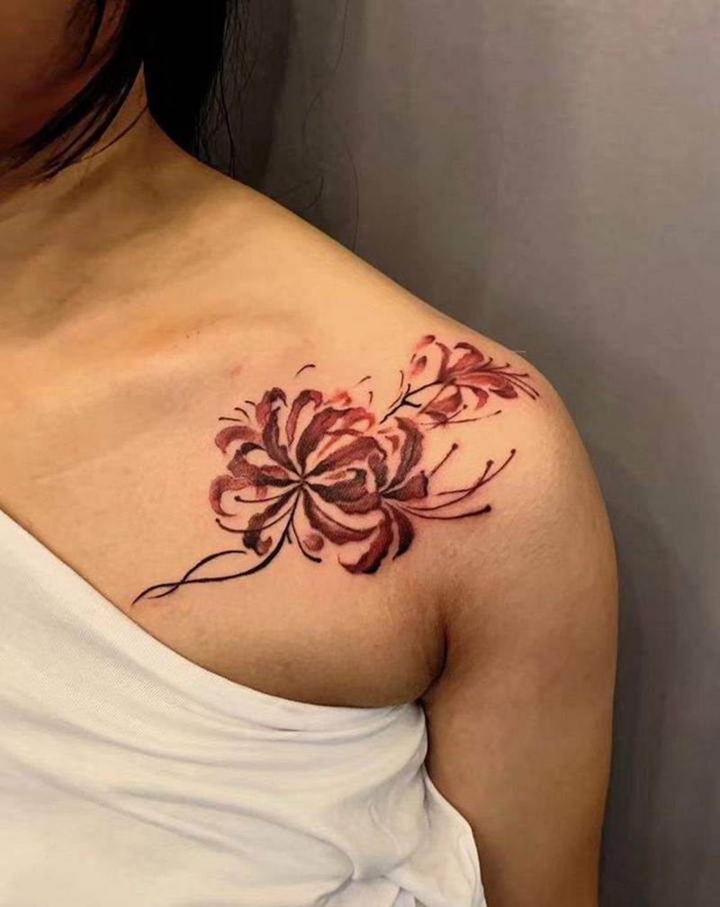 彼岸花纹身图片_肩部手部水墨水彩纹身图案