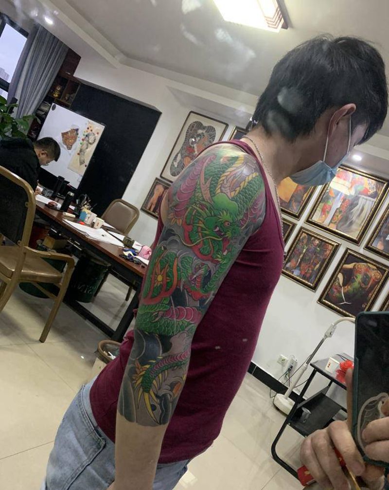 7分袖龙臂纹身图片_肩部手臂老传统纹身图案
