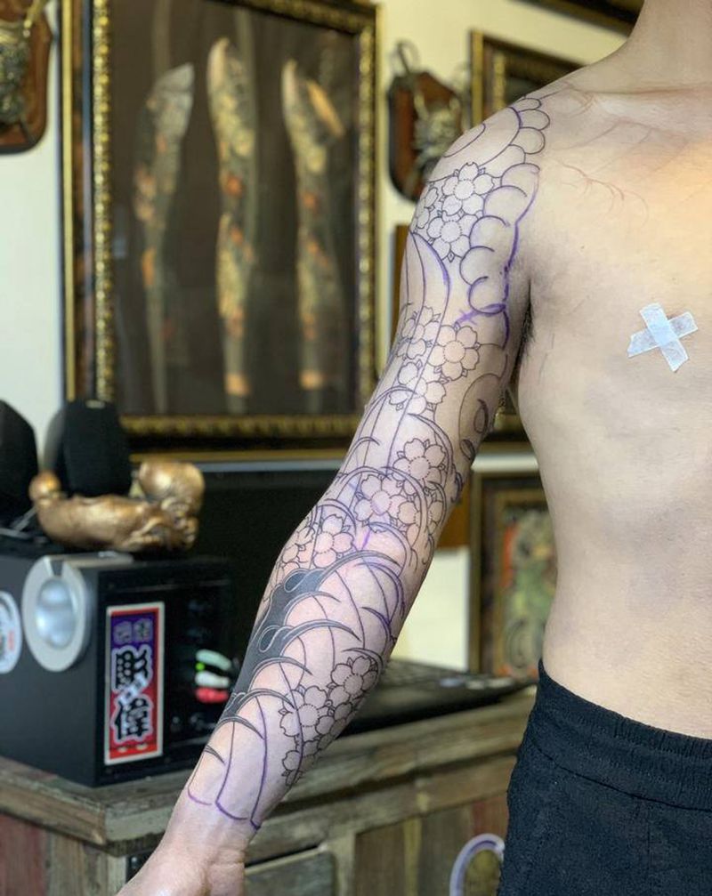 日式老传统水浪樱花云纹身图片_手臂老传统纹身图案