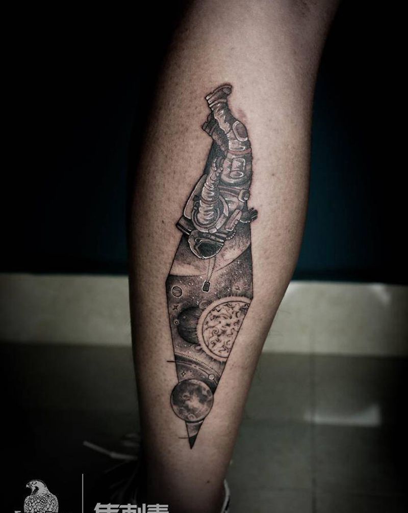 来自星球的你们纹身图片_颈部腿部点刺几何星球情侣宇航员纹身图案