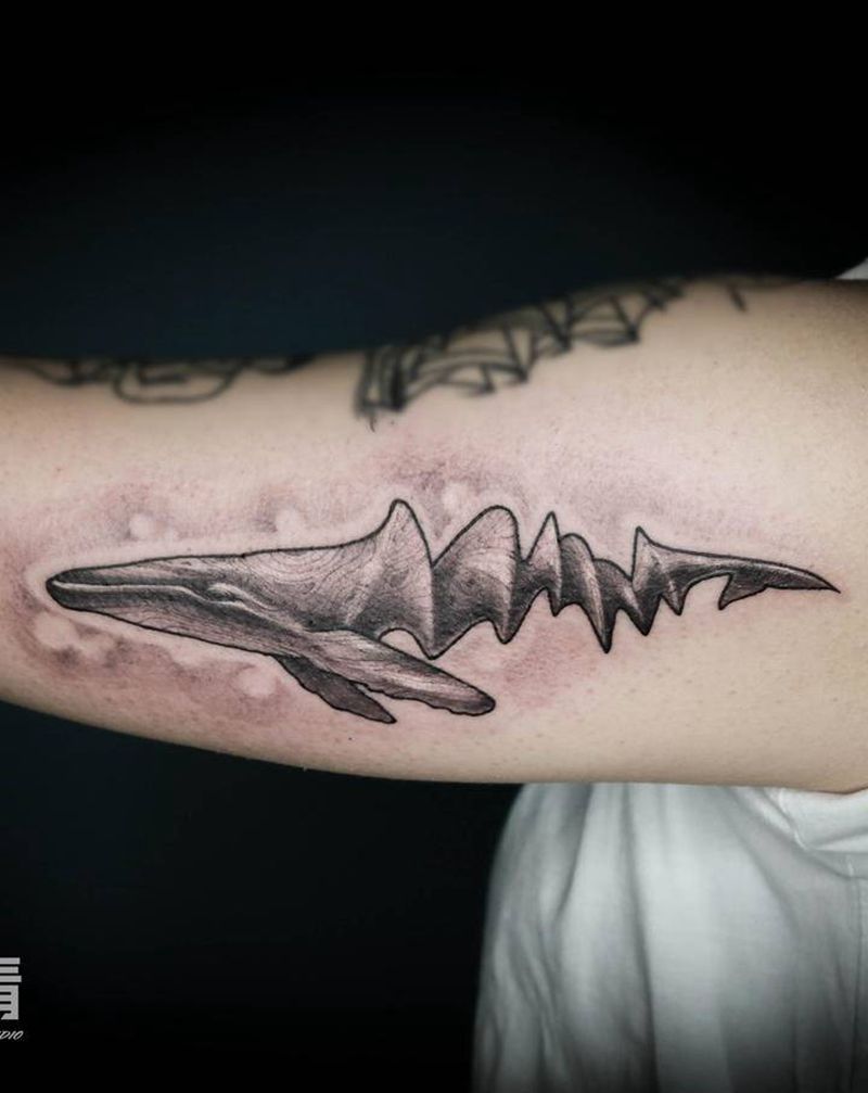 木纹身图片_手臂欧美写实New School鲸鱼木头雕塑纹身图案