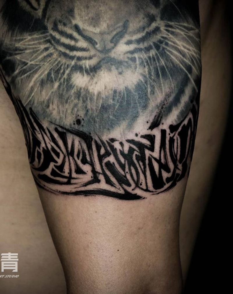 我和我的家人纹身图片_肩部手臂图腾花体字水墨书法纹身图案