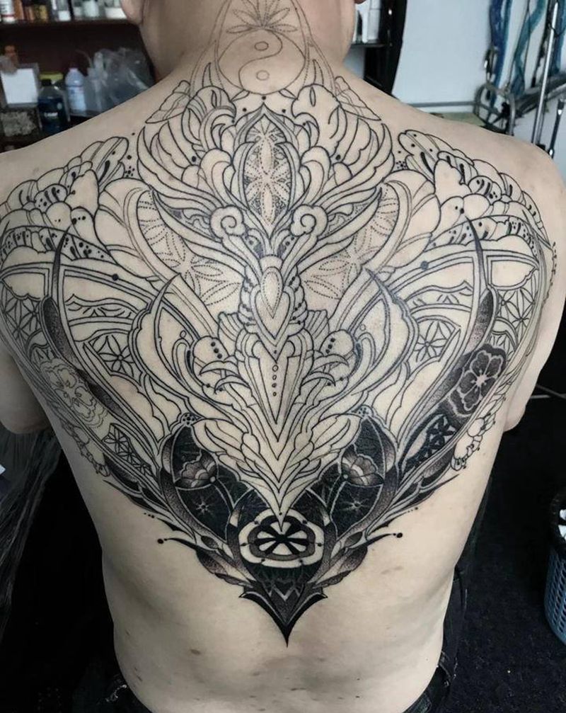 未完成纹身图片_背部点刺几何梵花纹身图案