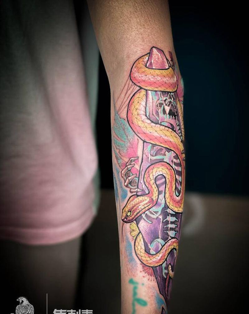 贪吃蛇纹身图片_手臂欧美写实New School纹身图案