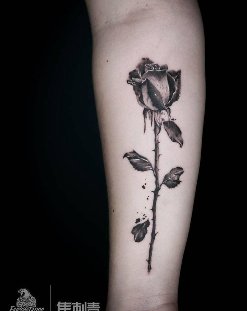 凋零的玫瑰纹身图片_手臂手部欧美写实水墨纹身图案