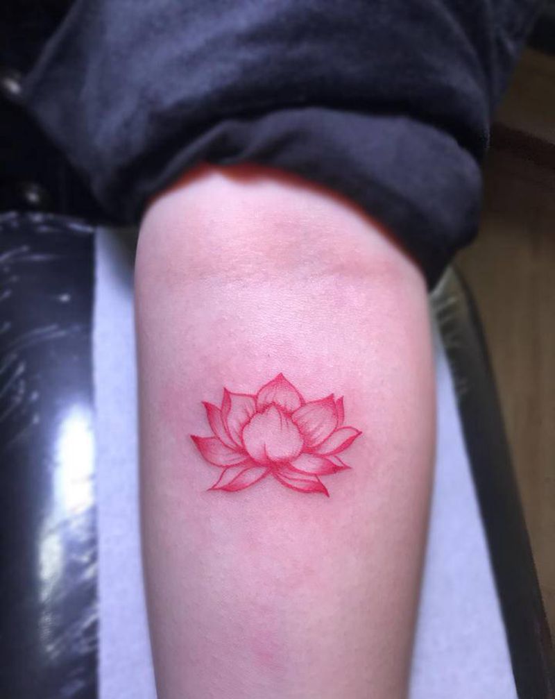 一朵小红花纹身图片_手臂手部纹身图案