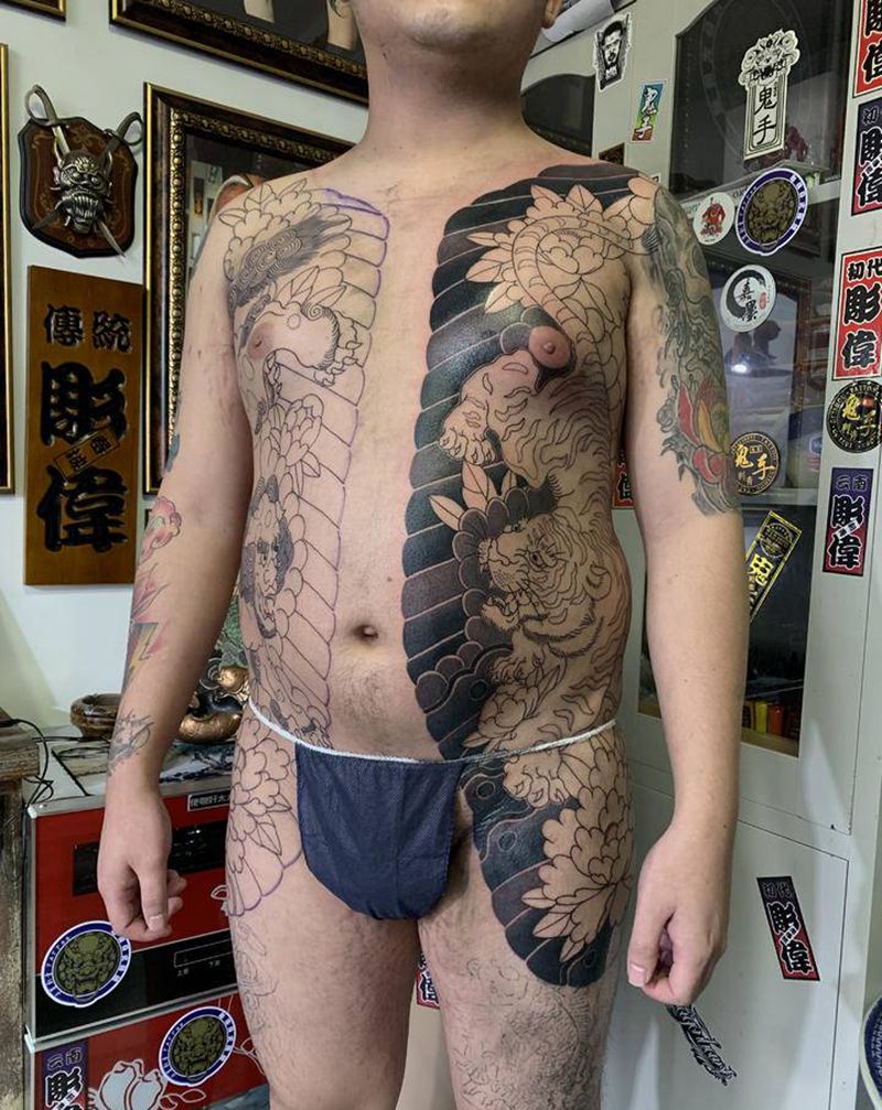 日式传统开衫纹身图片_腿部胸部老传统纹身图案