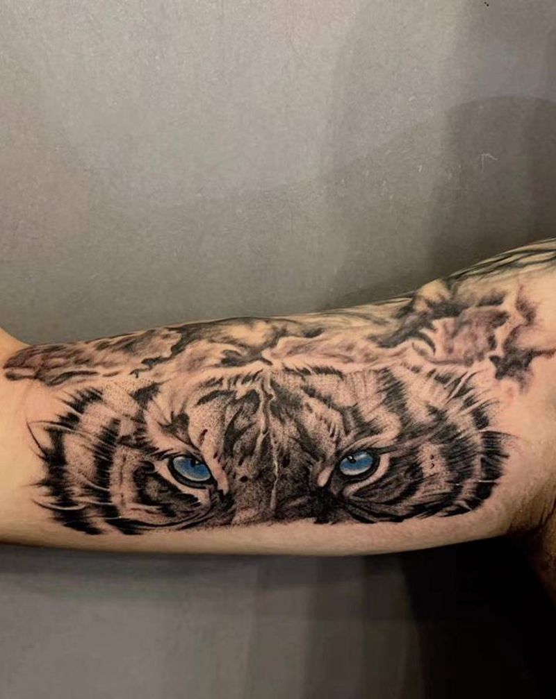 虎视当当纹身图片_手臂点刺欧美写实纹身图案