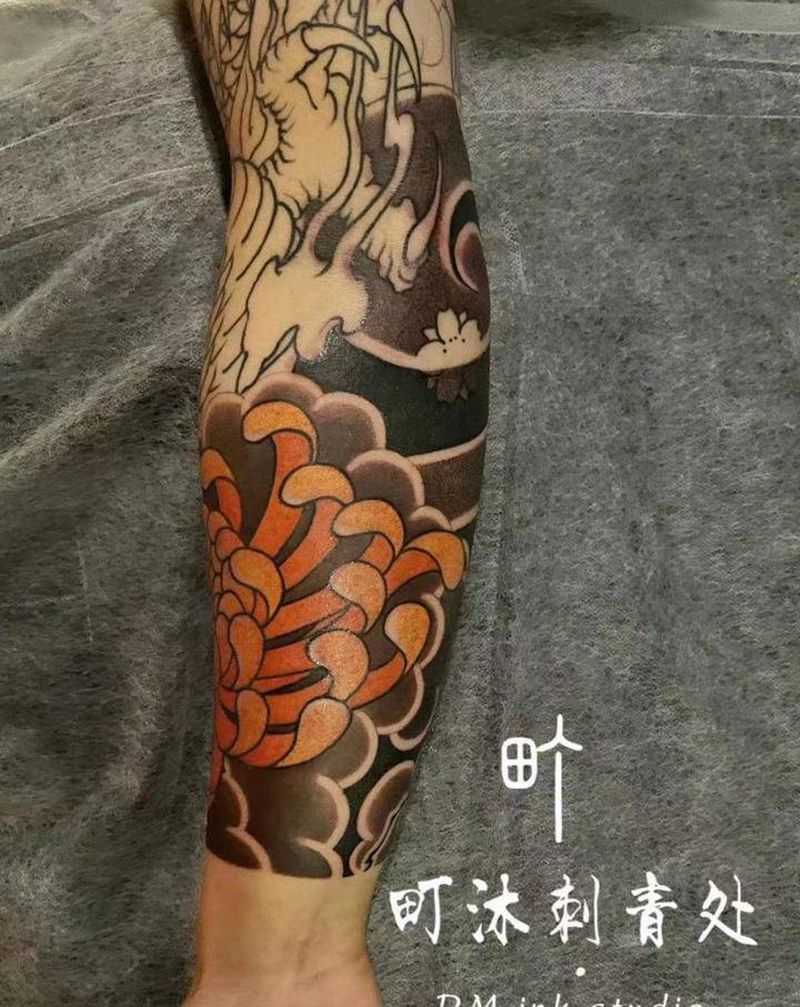 老传统菊花纹身图片_手臂老传统纹身图案