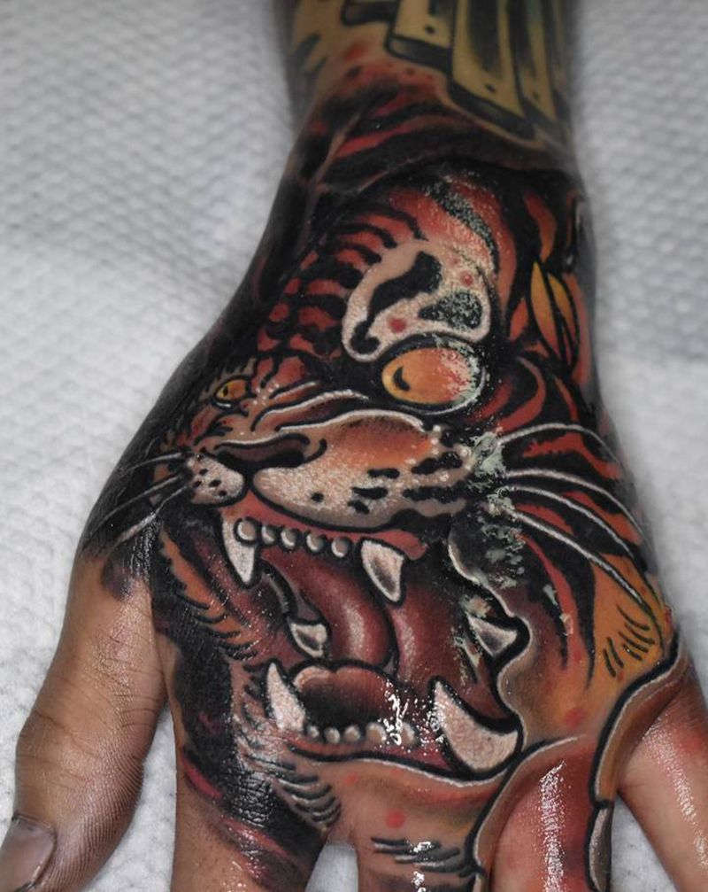 老虎 手背纹身图片_手部手臂New Schoolnew school彩色写实纹身图案