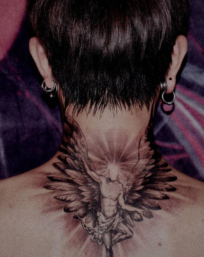天使纹身图片_肩部颈部欧美写实天使纹身图案