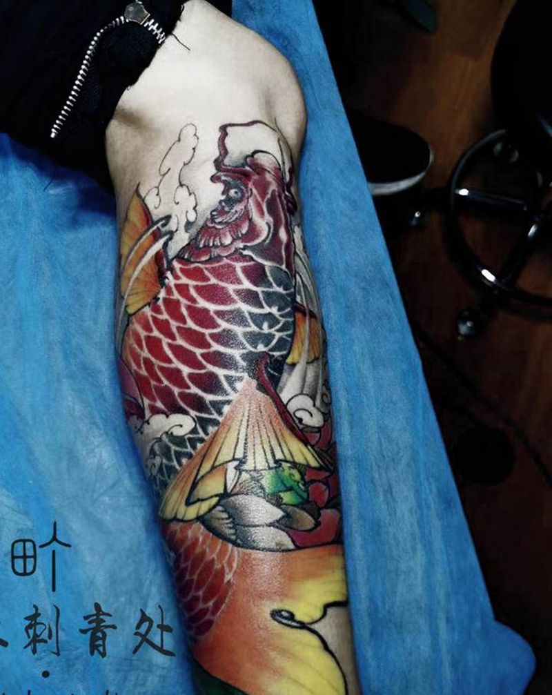 新传统锦鲤/小腿纹身图片_腿部新传统纹身图案