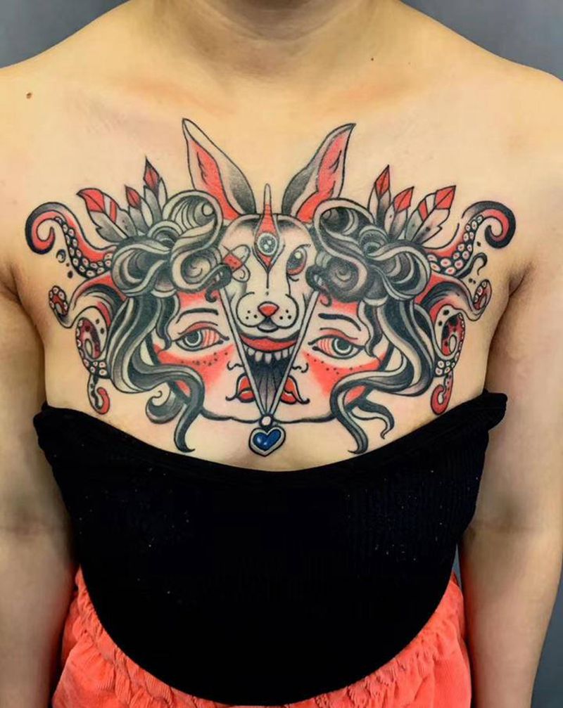 花胸纹身图片_胸部Old School兔章鱼女孩纹身图案