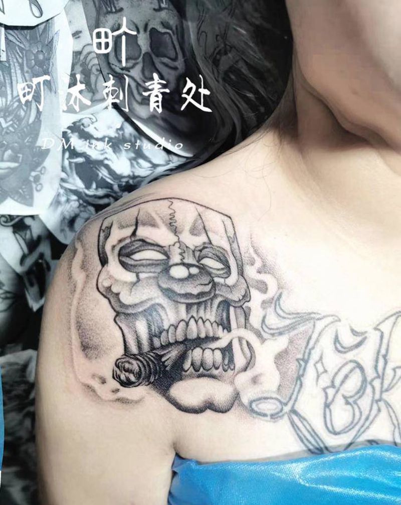 点刺面具纹身图片_胸部点刺纹身图案