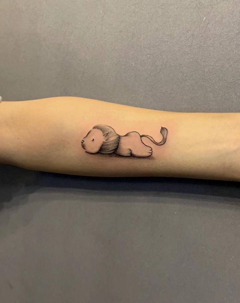 撅屁股的小狮子纹身图片_手部手臂点刺几何纹身图案