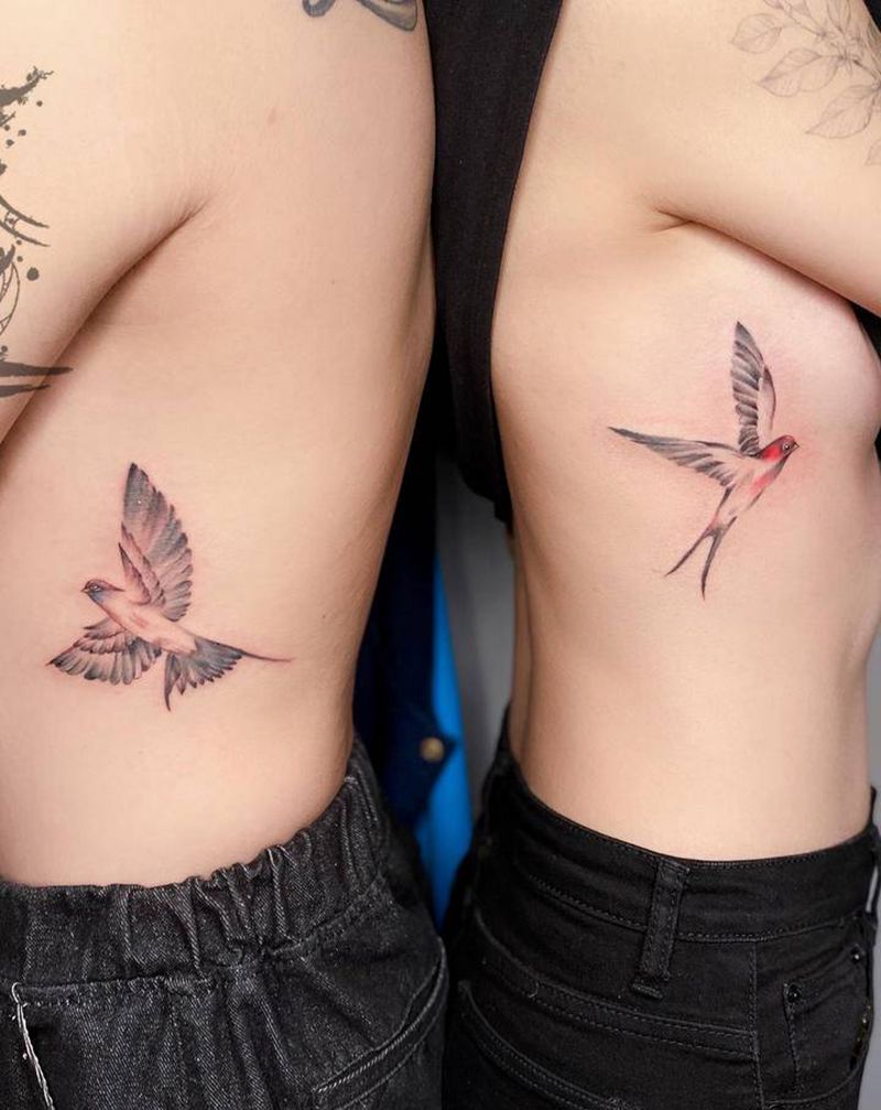 水墨燕子纹身图片_腰部水墨纹身图案