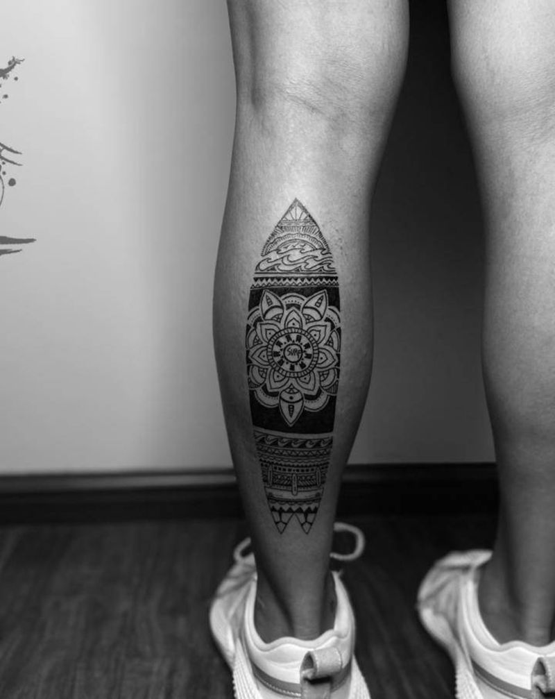 冲浪爱好者纹身图片_脚部腿部纹身图案