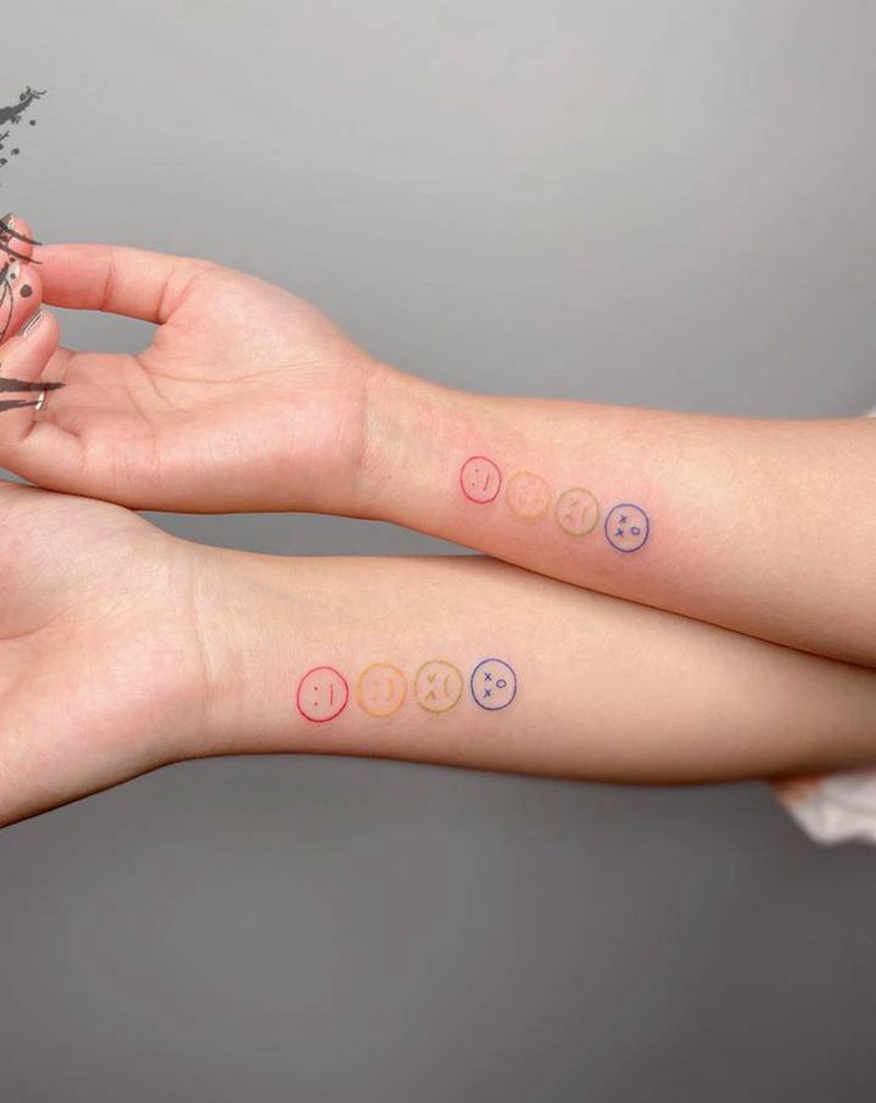 炫雅笑脸纹身图片_手臂手部纹身图案