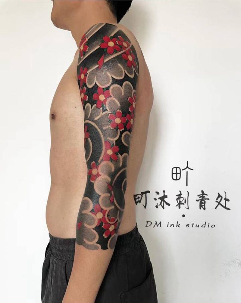 老传统七分袖/樱花泡泡云纹身图片_手臂老传统纹身图案