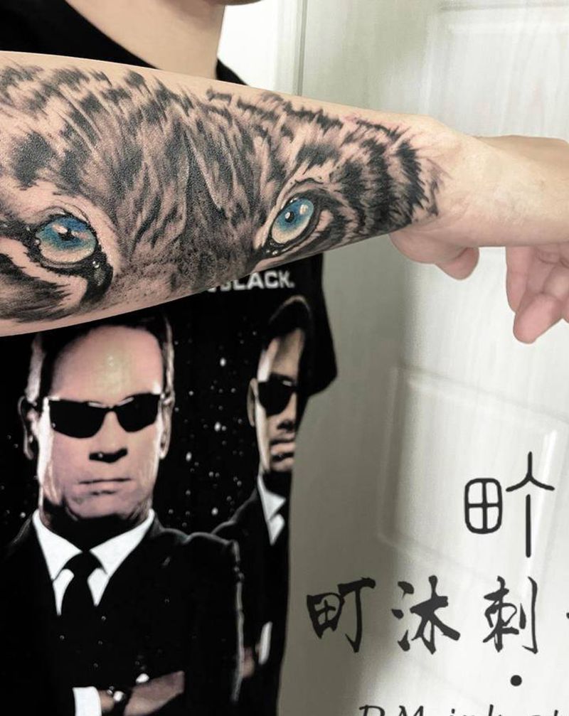写实/老虎眼睛纹身图片_手臂欧美写实写实老虎纹身图案