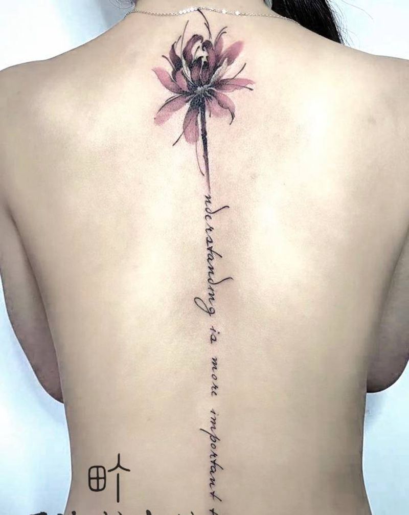 脊椎/水墨彼岸花+字母纹身图片_背部水墨纹身图案