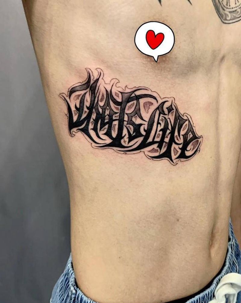 奇卡诺纹身图片_腰部花体字纹身图案