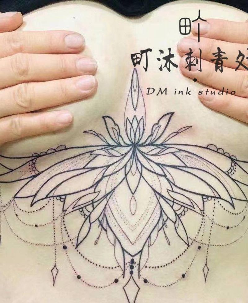 下花胸纹身图片_胸部点刺纹身图案