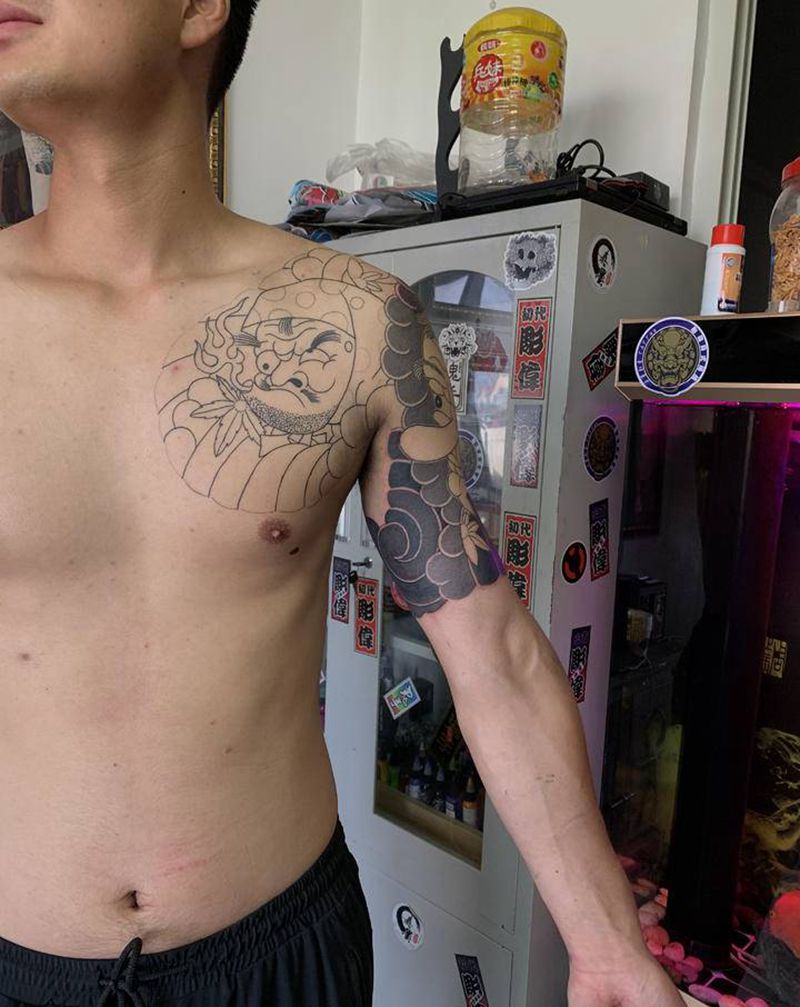 半胛进度纹身图片_胸部手臂老传统纹身图案