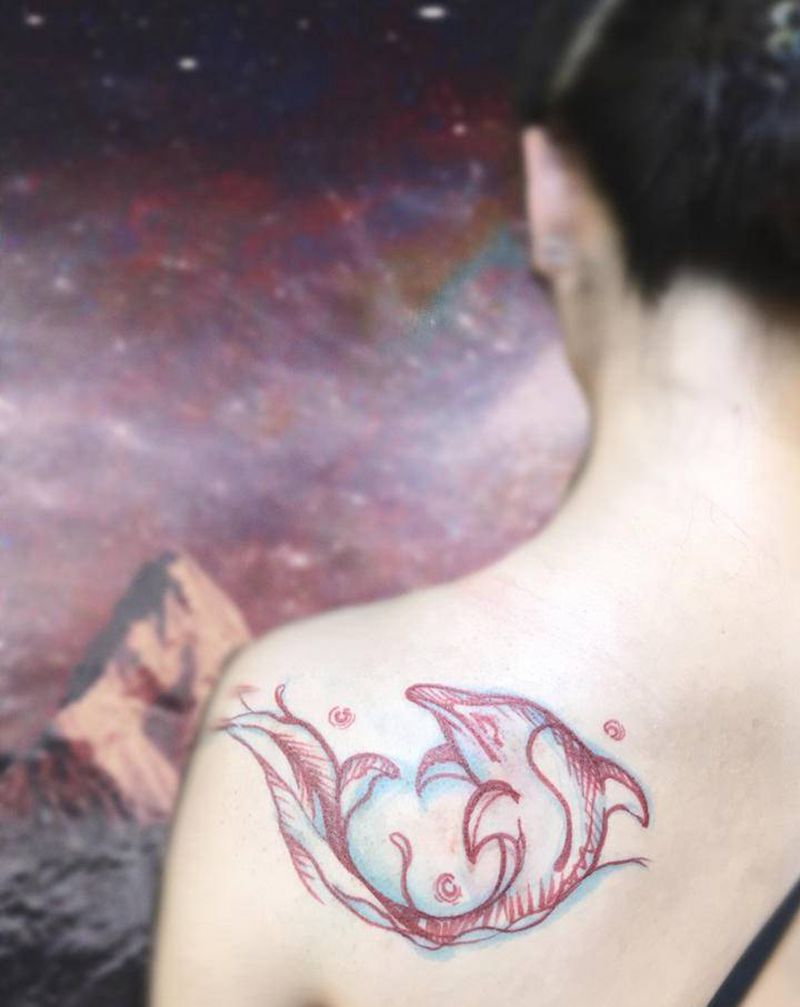 画个海豚纹身图片_背部纹身图案