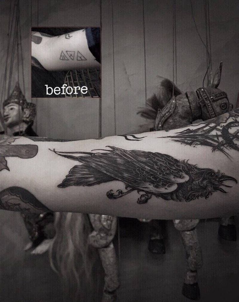 乌鸦纹身图片_手臂手部乌鸦遮盖纹身图案